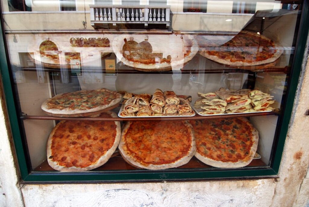 venice-pizza-shop-venice-with-kids